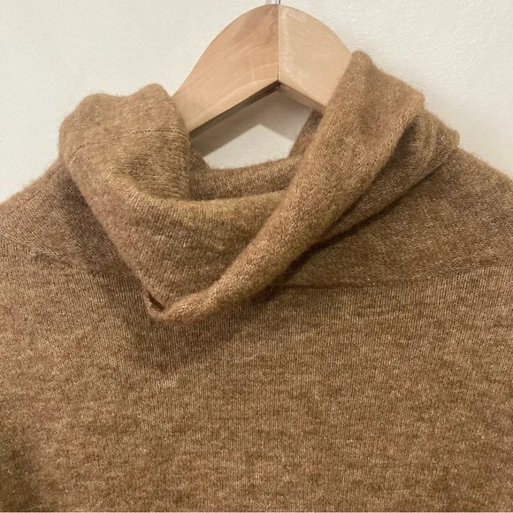 Group by Babaton Adichie Turtleneck Sweater Size Large Oversized Tan - Picture 7 of 13